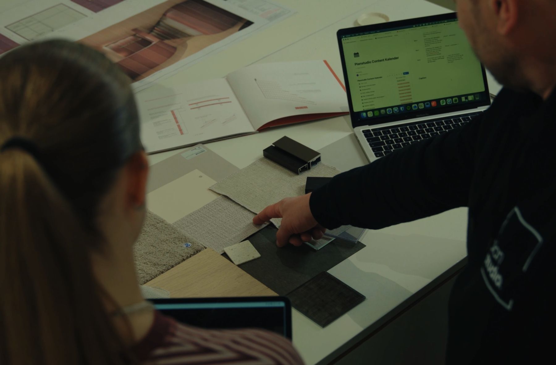 vision & planung – materialkonzept und moodboards am planungstisch